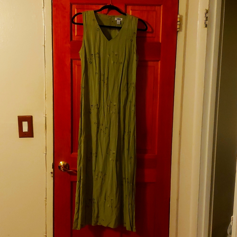 Sleeveless green dress with flowers